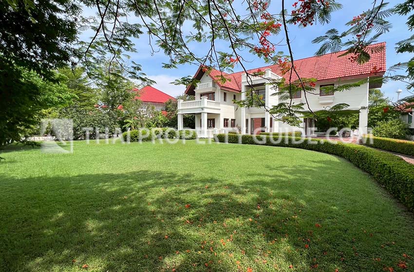 House with Shared Pool in Bangnatrad 